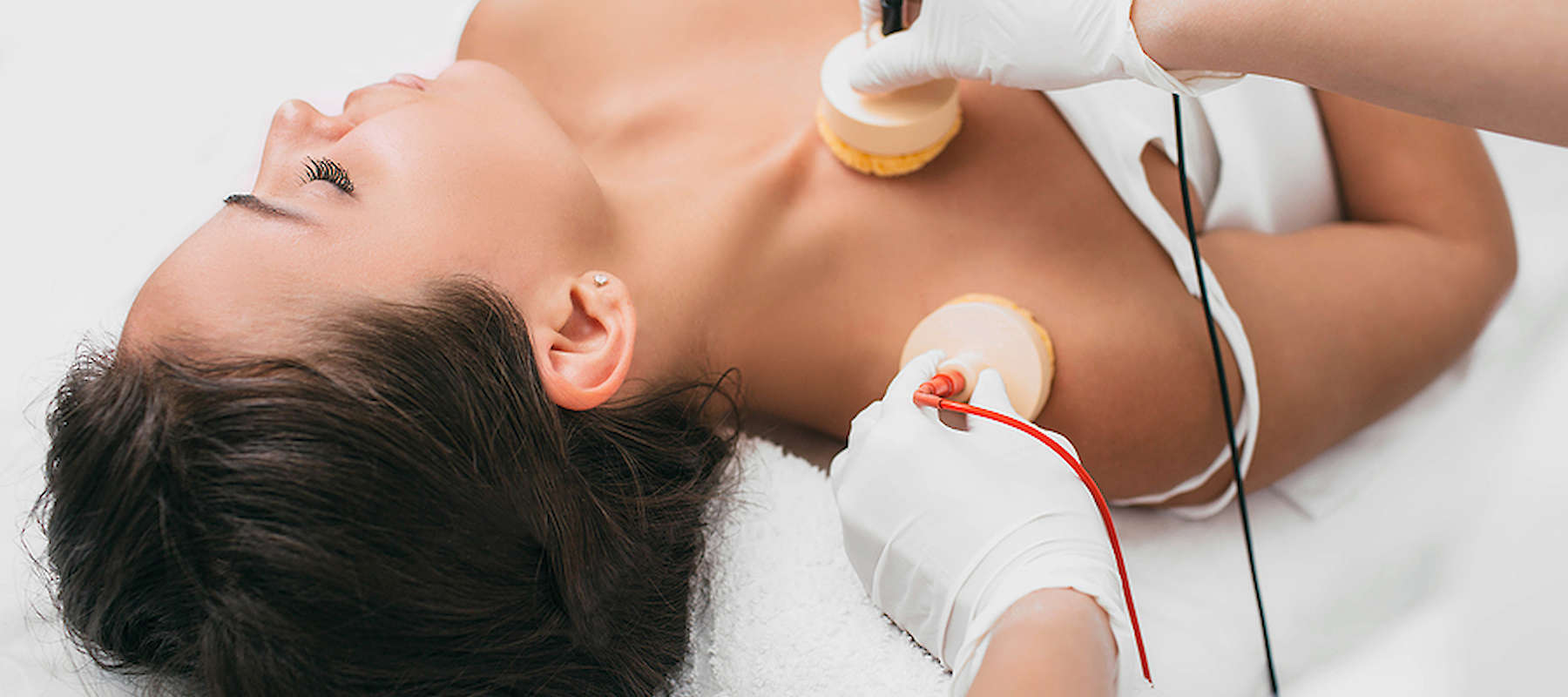 Eine Frau bei Hautstraffung bei Académie de Beauté im Heuchelheim