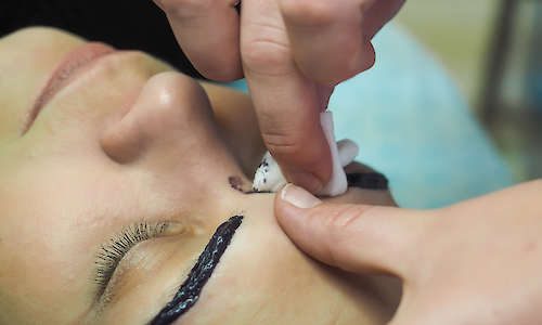Ausdrucksvolle natürliche Augenbrauen bei Académie de Beauté im Heuchelheim