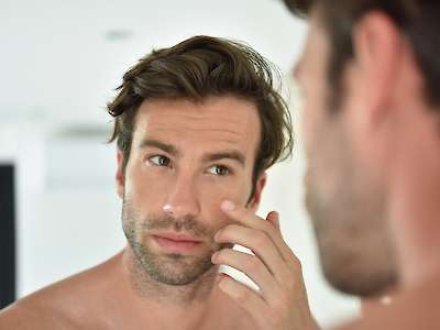 Junge Mann bei SkinCare Coaching bei Académie de Beauté im Heuchelheim